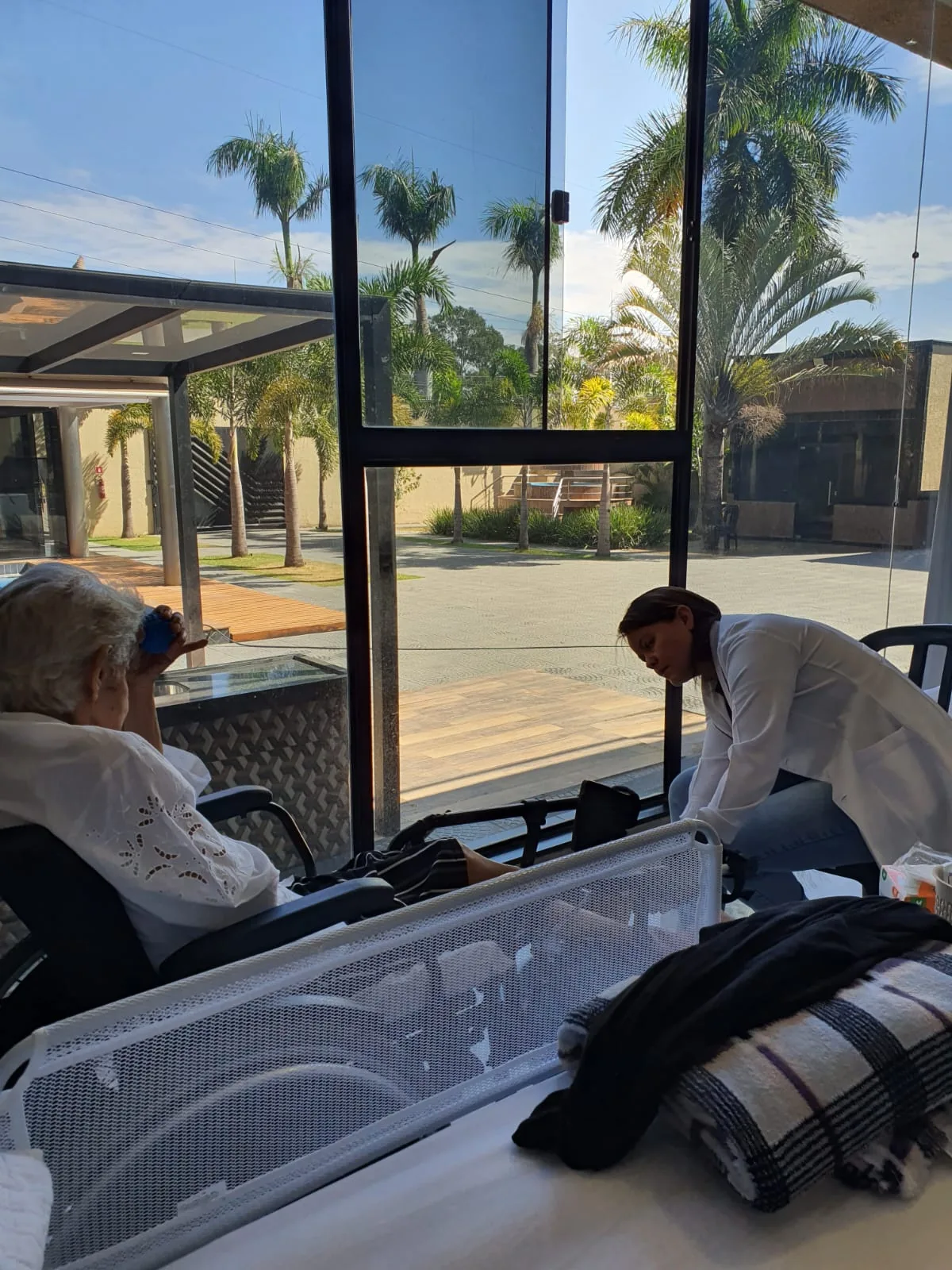 Enfermeira acompanhando residente no Residencial Colibri