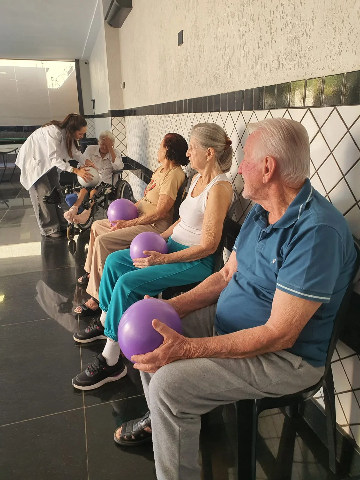 Residentes em sessão de fisioterapia no Residencial Colibri