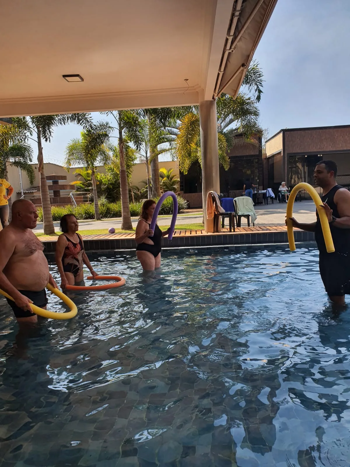 Residentes praticando hidroginástica na piscina aquecida do Residencial Colibri