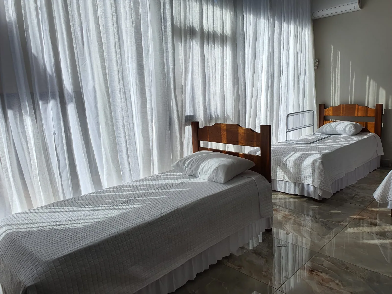 Quarto coletivo do Residencial Colibri com camas individuais